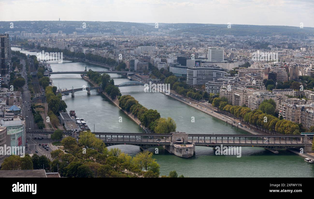 Paris, France - 01 septembre 2016 : vue en aval de la Seine depuis la Tour Eiffel, montrant, de bas en haut, le pont Bir-Hakeim (avec au-dessus Banque D'Images