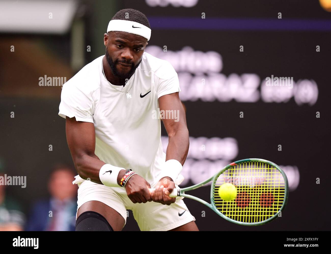 Frances Tiafoe en action contre Carlos Alcaraz (non photographié) le cinquième jour des Championnats de Wimbledon 2024 au All England Lawn Tennis and Croquet Club, Londres. Date de la photo : vendredi 5 juillet 2024. Banque D'Images