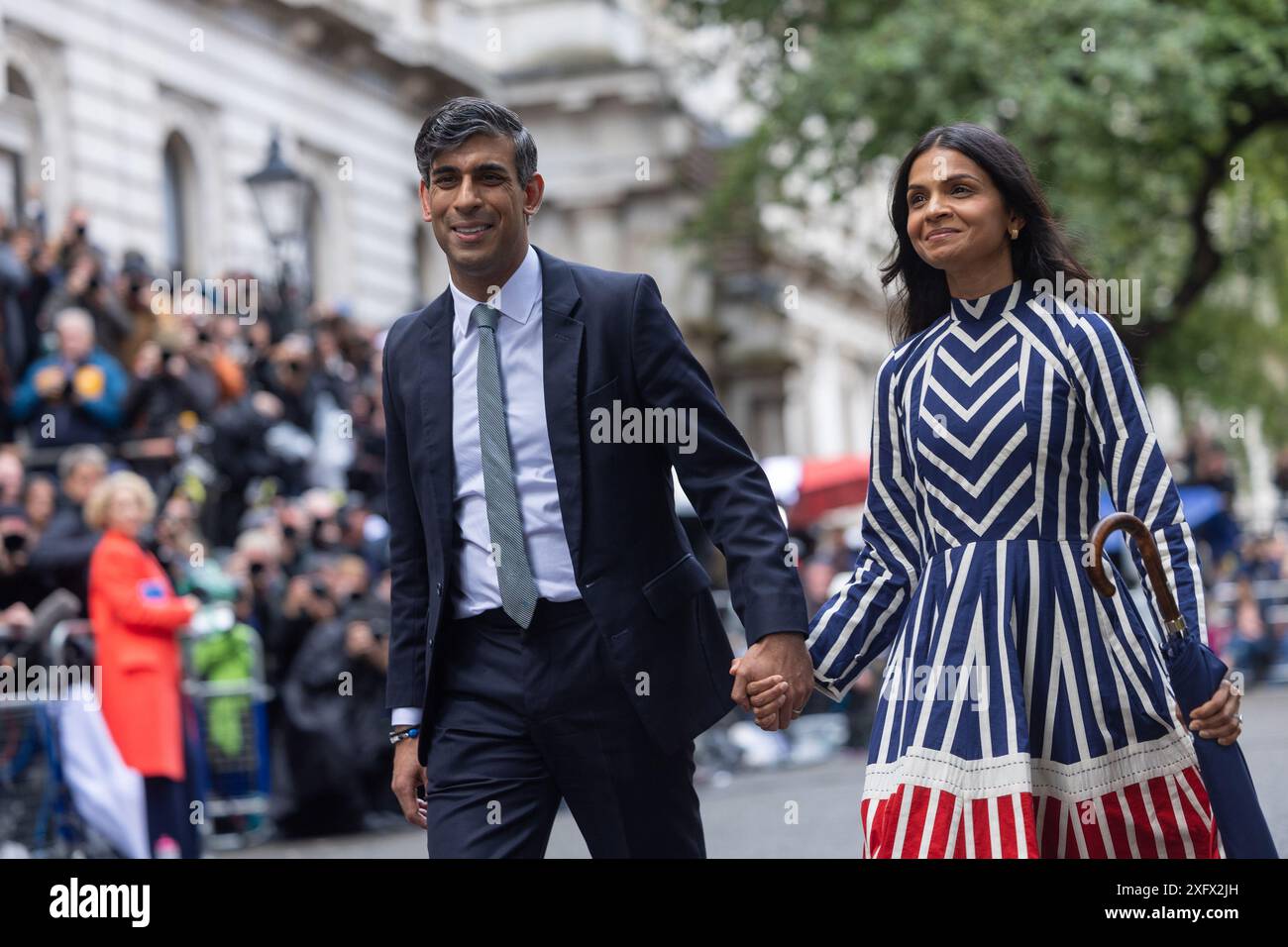 Londres, Royaume-Uni. 05 juillet 2024. Le premier ministre britannique Rishi Sunak, accompagné de son épouse Akshata Murty, prononce son discours de démission devant le 10 Downing Street à Londres le vendredi 5 juillet 2024. Sunak et son parti conservateur perdent une élection écrasante face à Sir Keir Starmer et au Parti travailliste. Photo de Rory Arnold/No 10 Downing Street/UPI crédit : UPI/Alamy Live News Banque D'Images