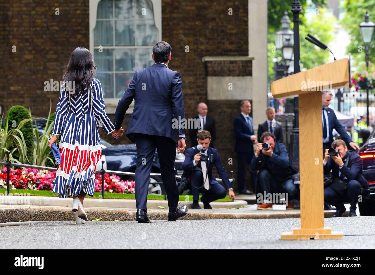 Londres, Royaume-Uni. 05 juillet 2024. Le premier ministre britannique Rishi Sunak, accompagné de son épouse Akshata Murty, prononce son discours de démission devant le 10 Downing Street à Londres le vendredi 5 juillet 2024. Sunak et son parti conservateur perdent une élection écrasante face à Sir Keir Starmer et au Parti travailliste. Photo de Rory Arnold/No 10 Downing Street/UPI crédit : UPI/Alamy Live News Banque D'Images