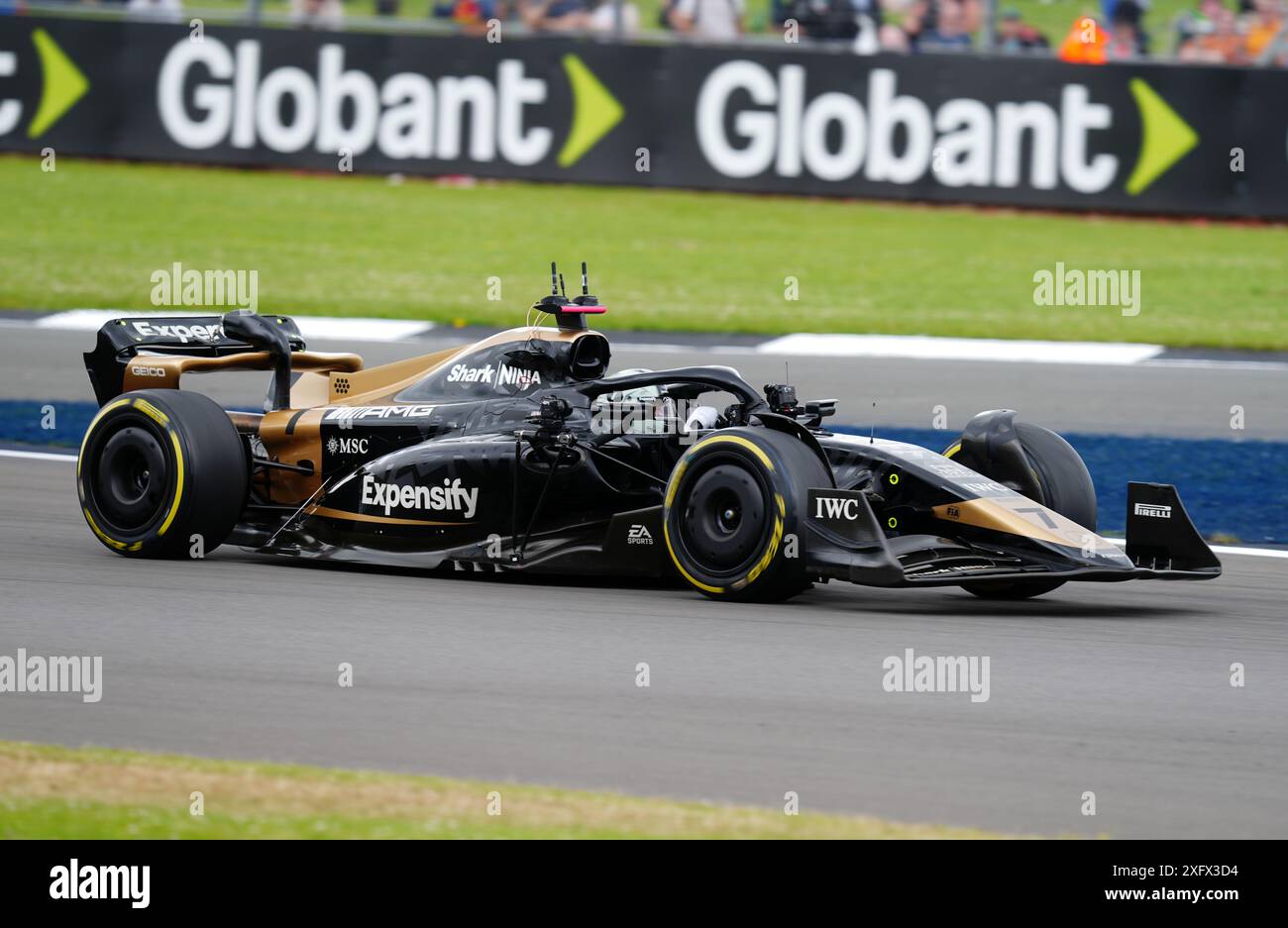 Le tournage a lieu pour le film F1 sur piste pendant la journée d'entraînement au circuit de Silverstone, Northamptonshire. Formule 1, Apple original films et Warner Bros Pictures Today a révélé le titre du prochain film avec Brad Pitt, réalisé par Joseph Kosinski, et produit par Jerry Bruckheimer et Joe Kosinski, sera F1. Date de la photo : vendredi 5 juillet 2024. Banque D'Images