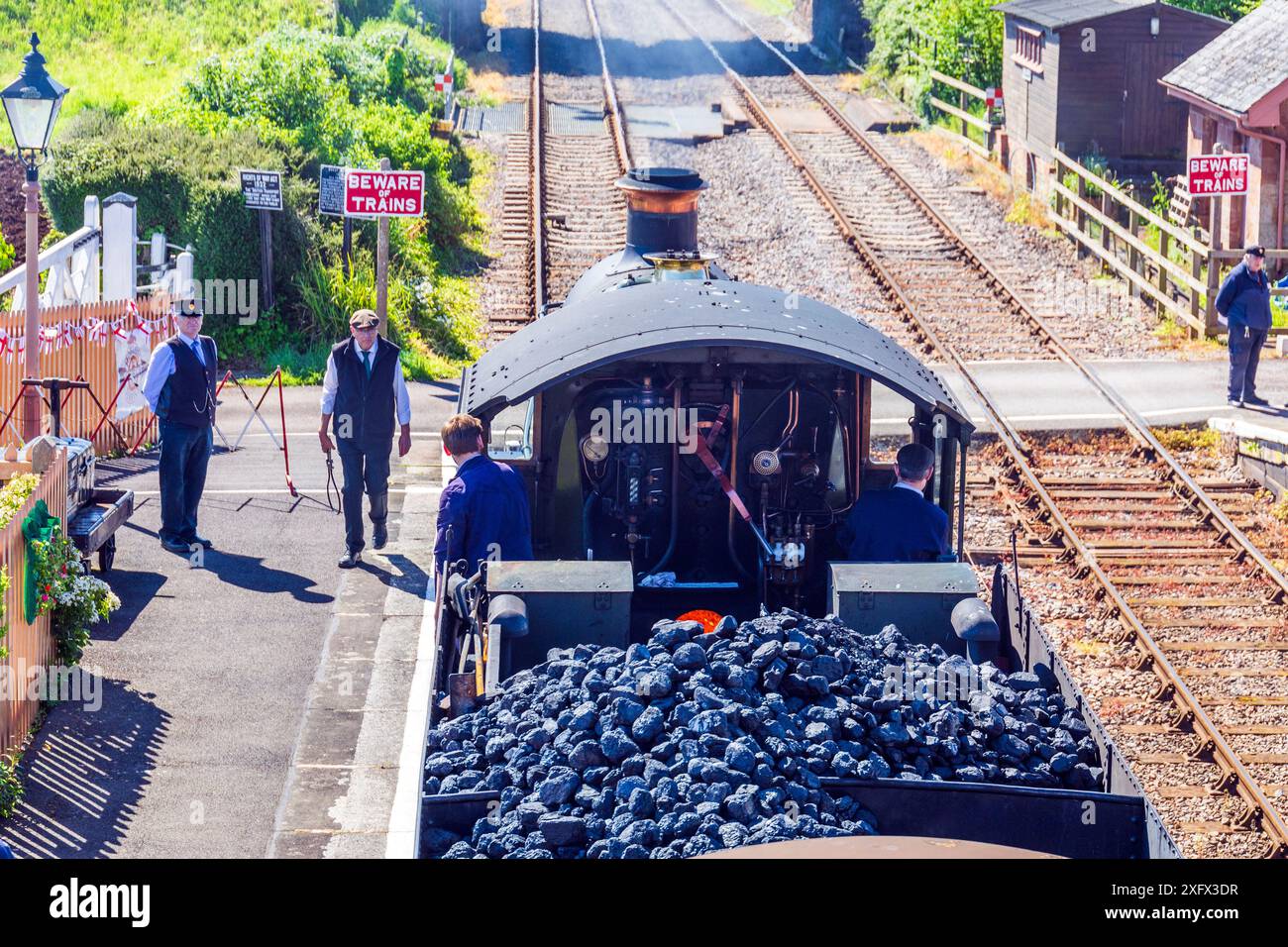 Préservé ex-GWR Steam loco 9351 en attente de départ à la gare de Williton pour les évêques Lydeard au West Somerset Railway Steam Gala, Angleterre, Royaume-Uni Banque D'Images