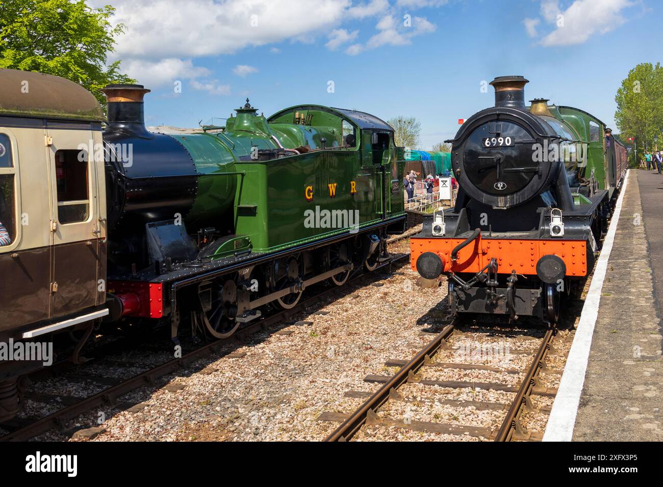 Préservé ex-GWR Steam locos 6695 & 6990 passant à la gare de Williton au West Somerset Railway Steam Gala, Angleterre, Royaume-Uni Banque D'Images