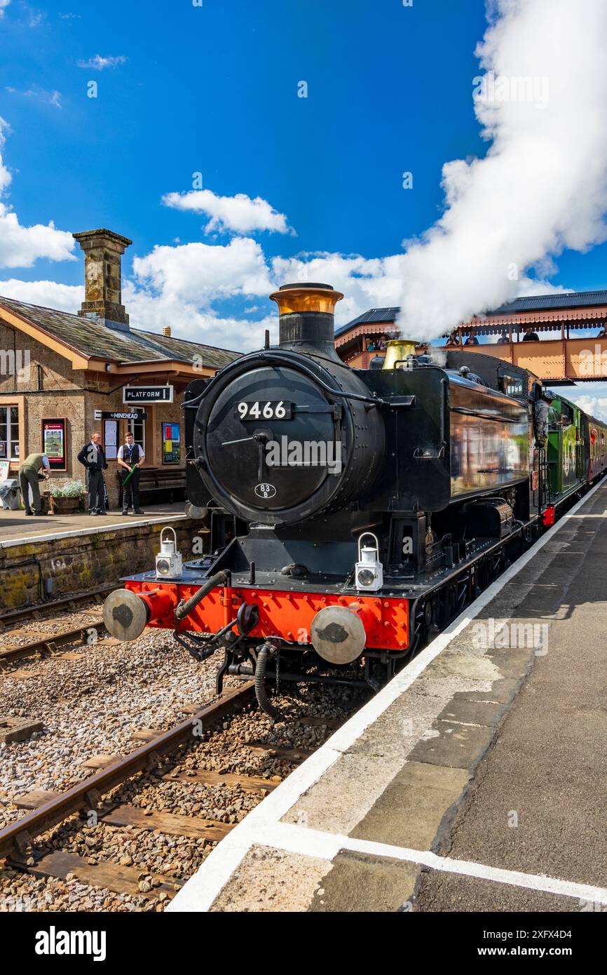 Préservé ex-GWR Steam locos 6695 & 9466 à la gare de Williton avec un train Bishops Lydeard au West Somerset Railway Steam Gala, Angleterre, Royaume-Uni Banque D'Images