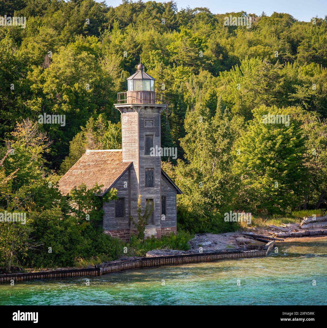 Le vieux phare abandonné de Grand Island est haut sur la rive du lac supérieur Banque D'Images