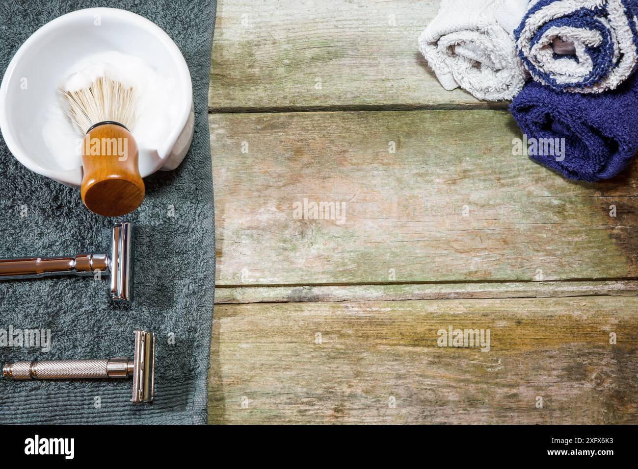 Photo horizontale de deux rasoirs de sécurité, brosse à raser et mousse dans le bol. Fournitures de rasage humide vintage dans une table en bois rustique, avec espace de copie. Banque D'Images