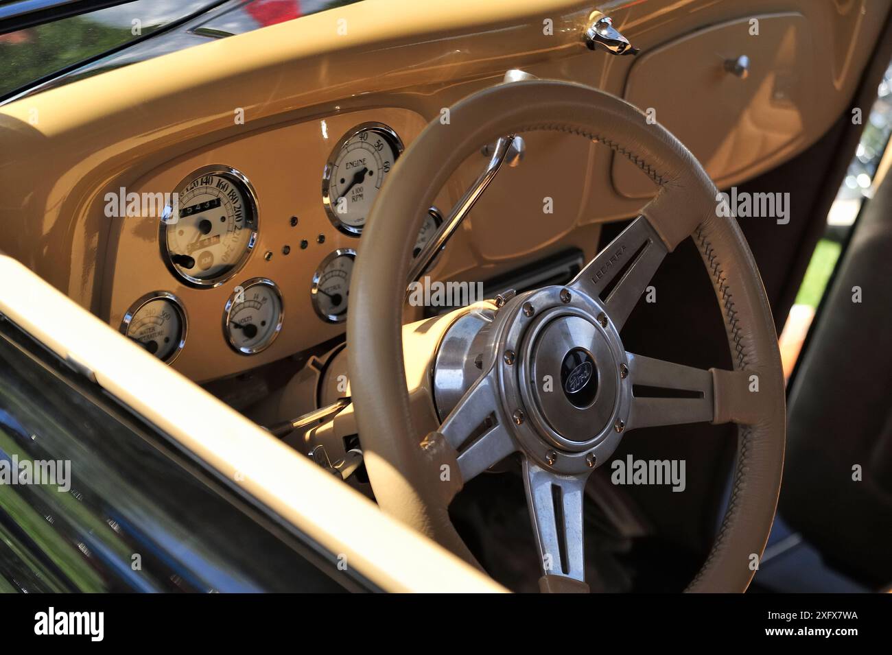 Tableau de bord et volant d'une voiture cabriolet Ford vintage Banque D'Images