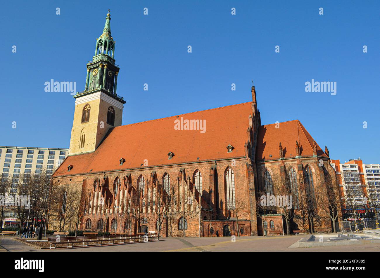 Berlin, Allemagne. La Marienkirche ou préparé-Marien-Kirche, temple luthérien en briques rouges à Karl-Liebknecht-Strasse près de l'Alexanderplatz Banque D'Images