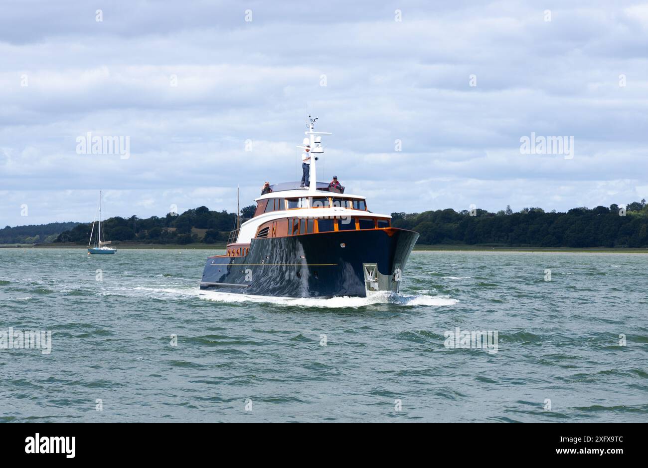 Croiseur à moteur Fjaella P70 Spirit Yacht de 21,7m en cours sur la rivière Orwell Suffolk Angleterre Banque D'Images