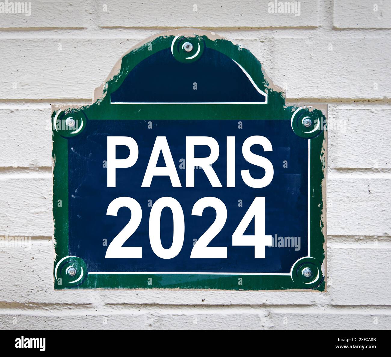 Texte PARIS 2024 écrit sur une plaque de métal vintage parisienne classique Banque D'Images