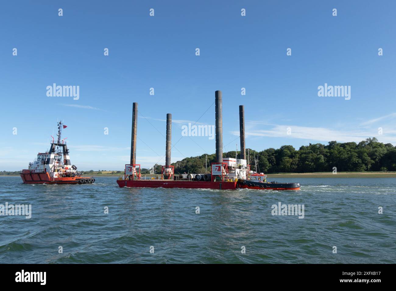 Remorqueurs déplaçant une barge de levage une alternative à une plate-forme flottante le long de la rivière Orwell Suffolk Angleterre. Banque D'Images