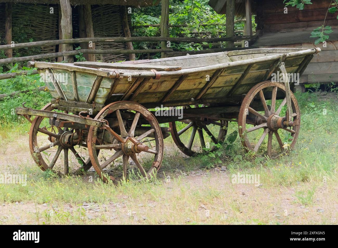 Vieux chariot en bois. Transport rural dans le paysage naturel. Banque D'Images