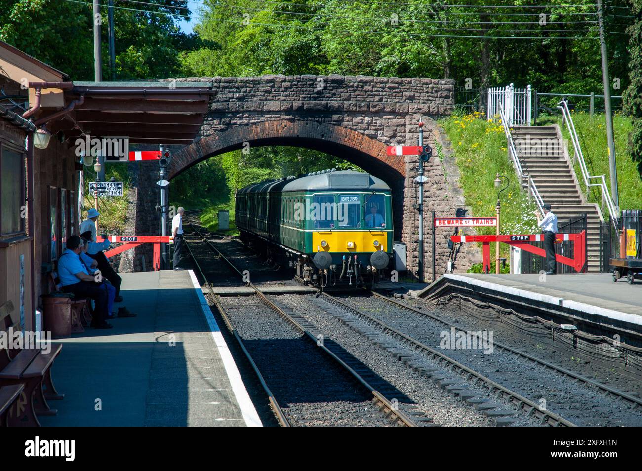 Train Green Diesel Unit arrivant à la station Bishops Lydeard Banque D'Images