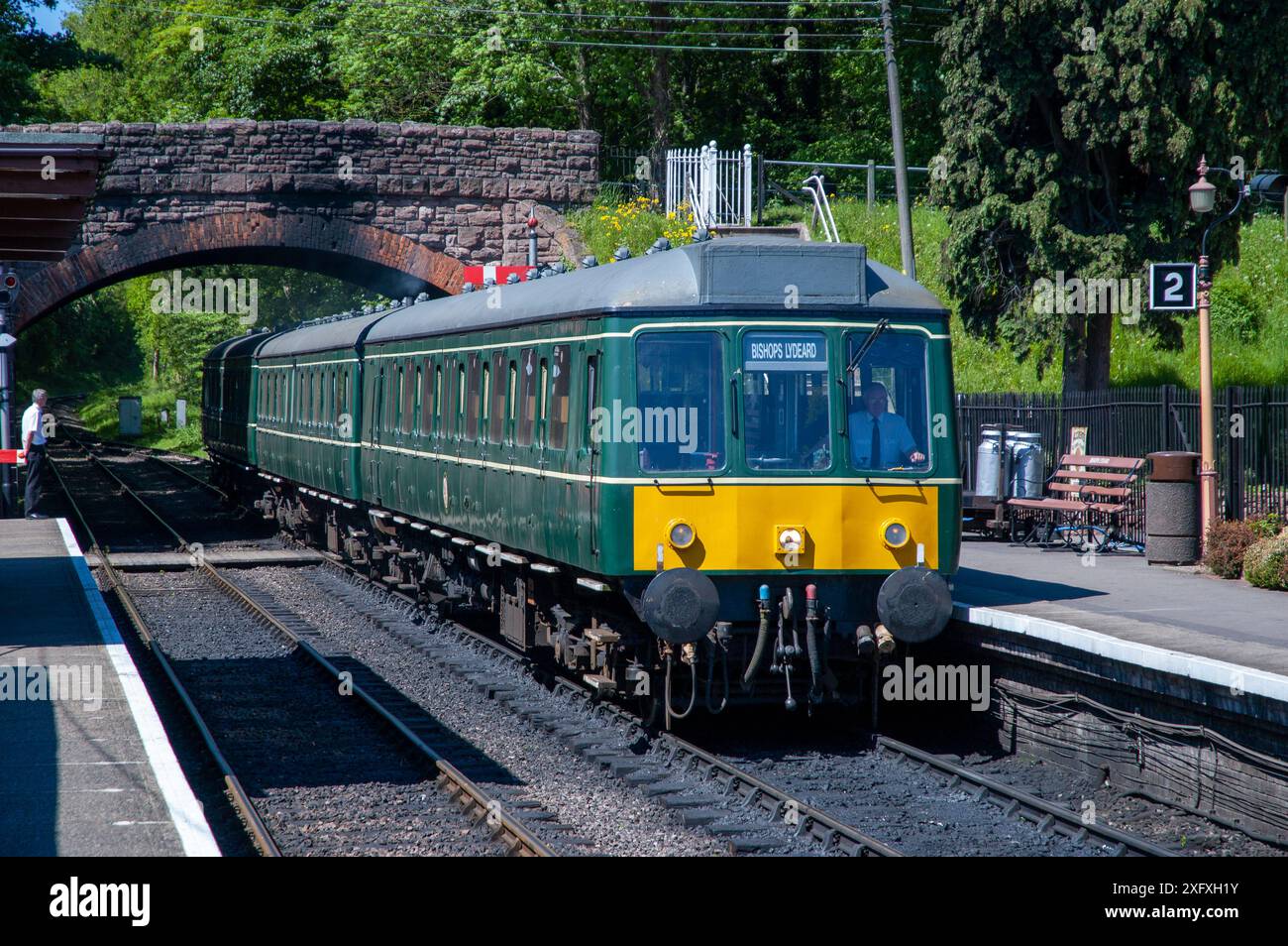 Train Green Diesel Unit arrivant à la station Bishops Lydeard Banque D'Images