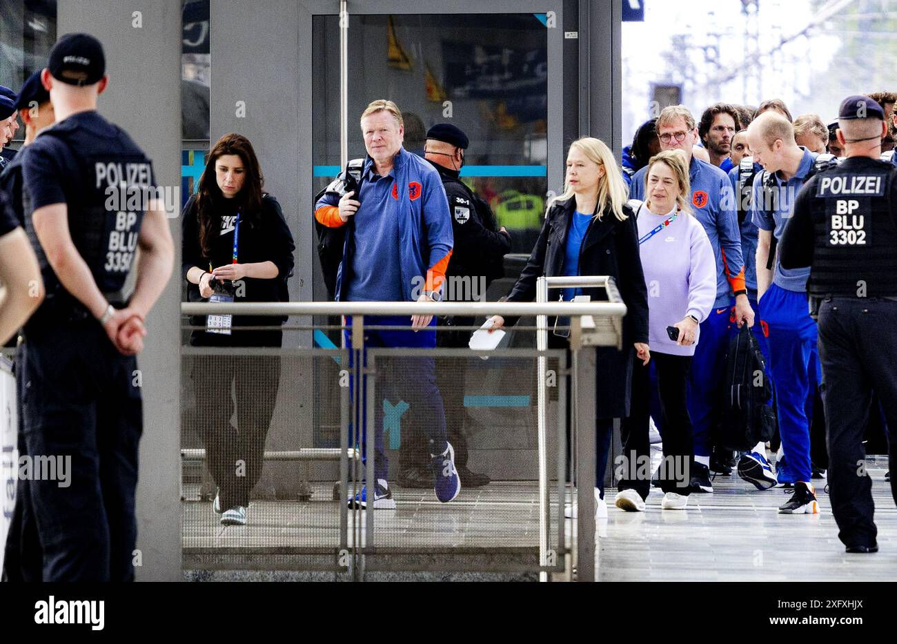 BERLIN - L'équipe nationale néerlandaise arrive à la gare de Berlin-Spandau pour le match quart de finale du Championnat d'Europe contre la Turquie. ANP RAMON VAN FLYMEN netherlands Out - belgium Out Credit : ANP/Alamy Live News Credit : ANP/Alamy Live News Banque D'Images