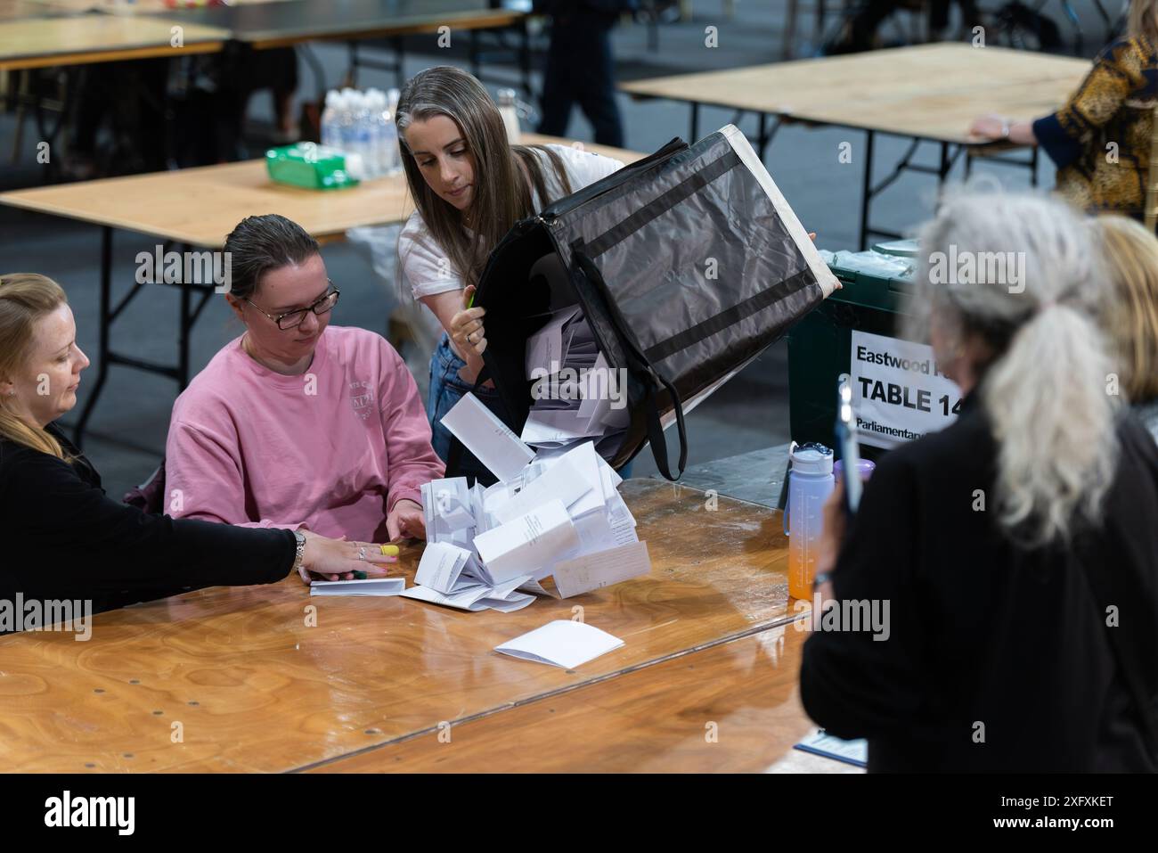 Processus de vérification et de dépouillement des bulletins de vote en cours pour les élections générales parlementaires britanniques de 2024 à Southend on Sea, Essex, Royaume-Uni. Bulletins de vote de la boîte Banque D'Images