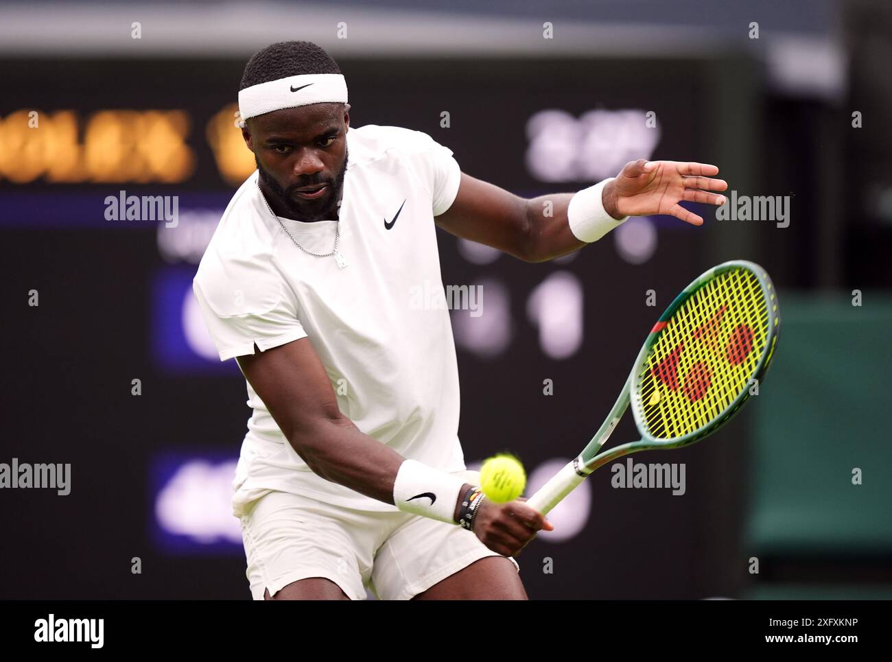 Frances Tiafoe en action contre Carlos Alcaraz (non photographié) le cinquième jour des Championnats de Wimbledon 2024 au All England Lawn Tennis and Croquet Club, Londres. Date de la photo : vendredi 5 juillet 2024. Banque D'Images