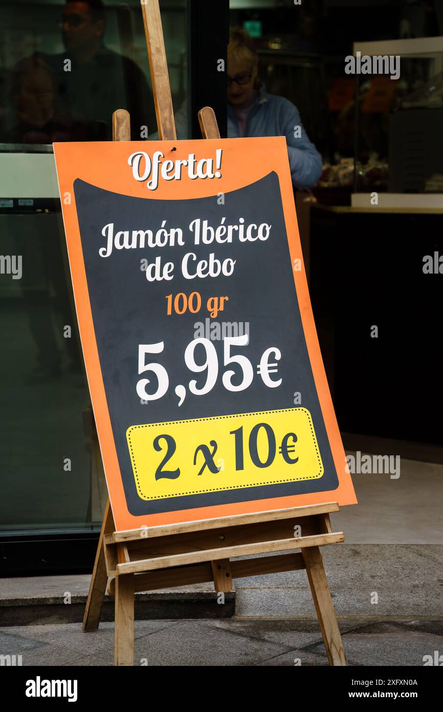 Séville, Espagne. 5 février 2024 - panneau de rue annonçant l'offre spéciale jambon ibérique en espagnol Banque D'Images