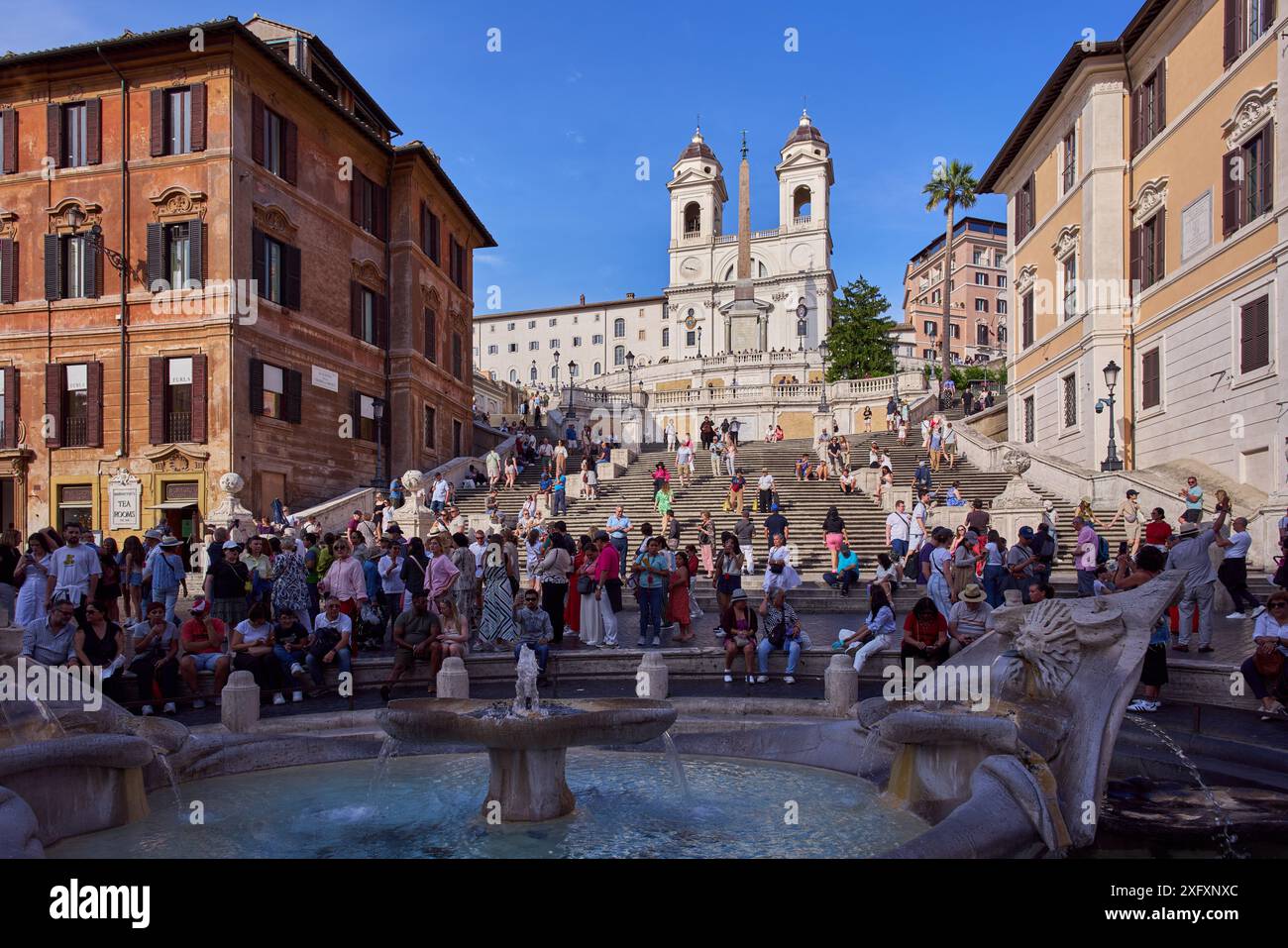 Piazza di Spagna, Fontana della Barcaccia et les marches espagnoles à Rome, Italie Banque D'Images