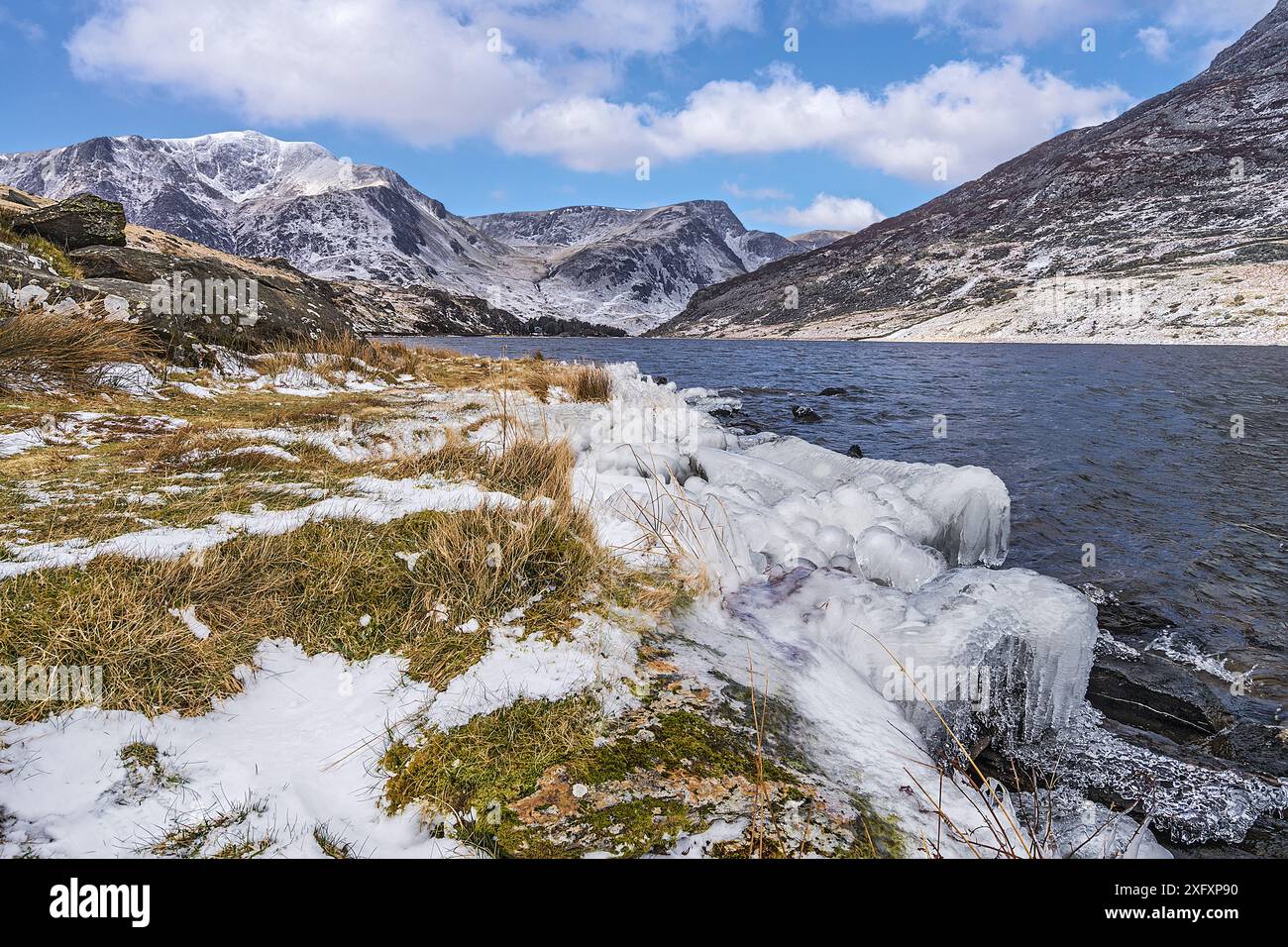 Llyn Ogwen avec vue sur y Garn à gauche et Foel Goch à droite, Gwynedd. Parc national de Snowdonia, pays de Galles, Royaume-Uni. Mars 2018. Banque D'Images