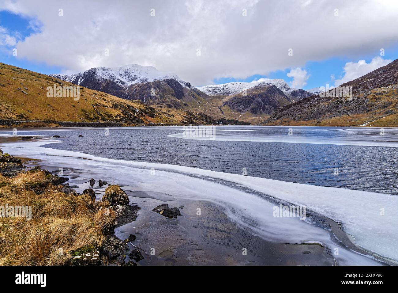 Partiellement gelé Llyn Ogwen, regardant vers l'ouest vers y Garn sur la gauche et Foel Goch sur la droite. Parc national de Snowdonia, Gwynedd, pays de Galles, Royaume-Uni. Mars 2018. Banque D'Images