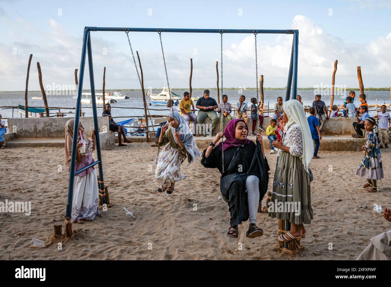 Les enfants se balancent sur une aire de jeux sur l'île de Shela au large de l'océan Indien au Kenya. Shela est l'une des nombreuses îles du comté de Lamu. Cette région possède certains des établissements culturels swahilis les plus anciens et les mieux préservés d'Afrique de l'est. Il n'y a pas de voitures sur Shela et le calendrier et l'horaire quotidien de la ville tournent en grande partie autour de la religion et de la culture islamiques. (Photo de Katie G. Nelson / SOPA images/SIPA USA) Banque D'Images