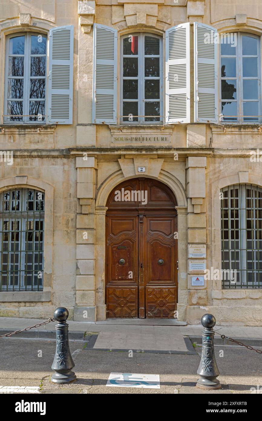 Arles, France - 29 janvier 2016 : porte d'entrée de la sous-Préfecture Arles Bureau fédéral du gouvernement dans la vieille ville. Banque D'Images