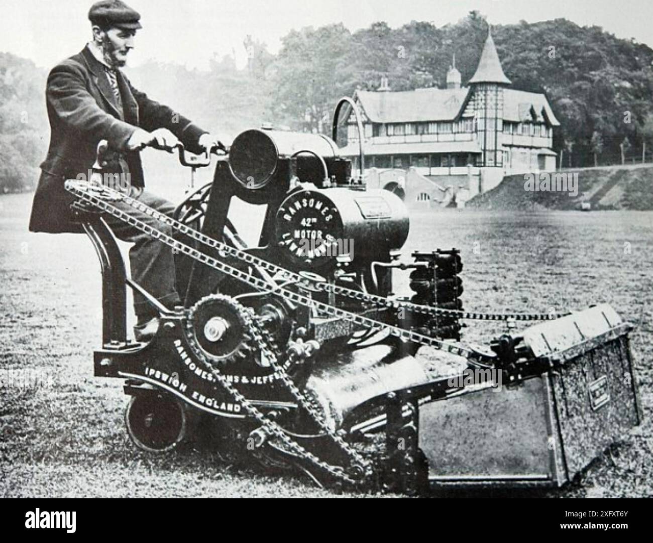 TONDEUSE À GAZON RANSOME. La première tondeuse à gazon à essence en 1902 Banque D'Images