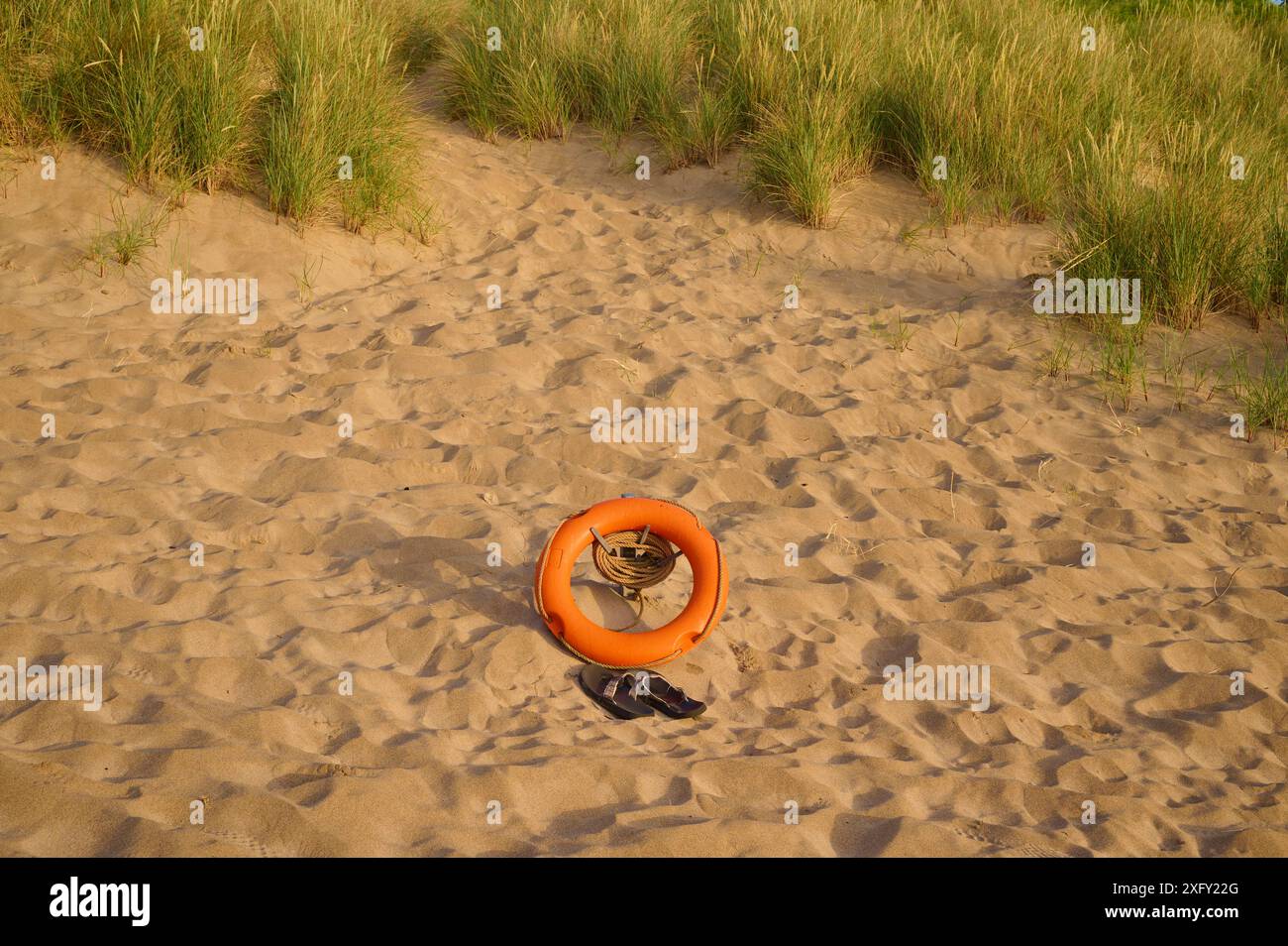 Bouée de sauvetage, chaussures de bain, sable, plage, lever du soleil, Summer, Broad Haven South Beach, Pembrokeshire Coast Path, Pembroke, pays de Galles, Royaume-Uni Banque D'Images