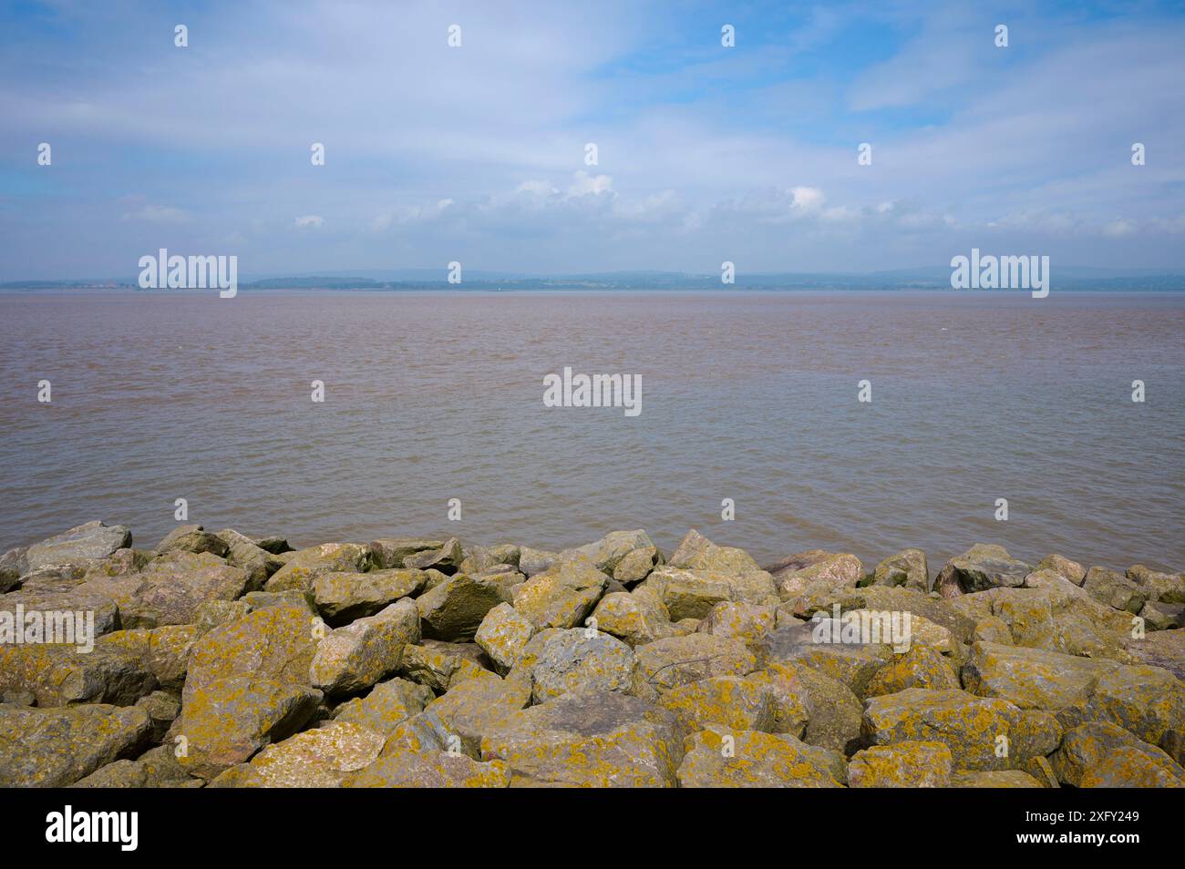 Stone, Riverbank, River, River, Severn, Bristol, pays de Galles, Angleterre, Royaume-Uni Banque D'Images