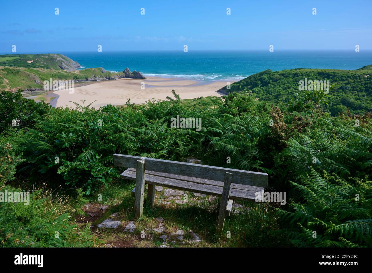 Côte, banc en bois, plage, sable, paysage, ciel, soir, été, Three Cliffs Bay, Southgate, Gower Coast Path, Gower, pays de Galles, Royaume-Uni Banque D'Images
