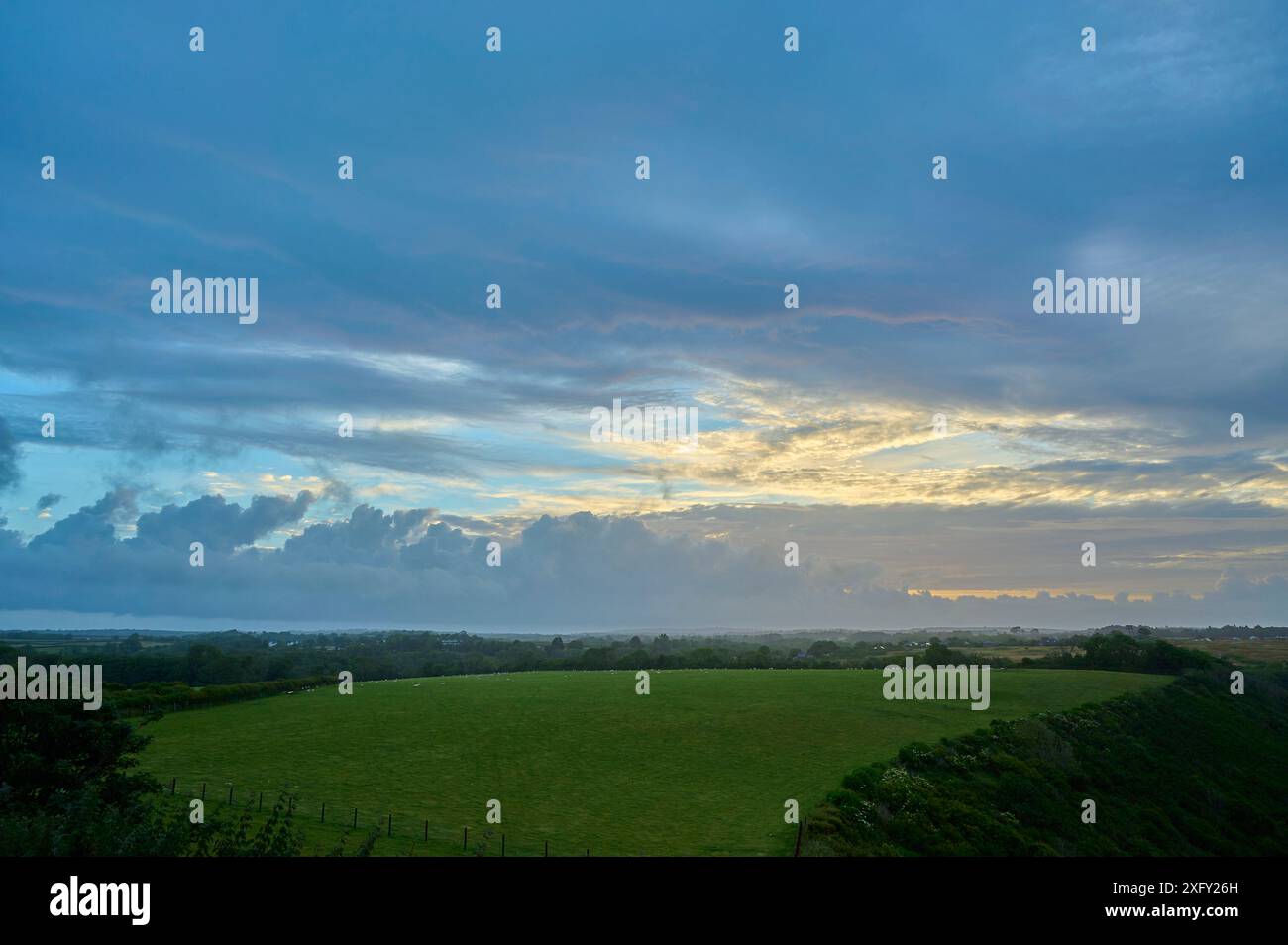 Lever du soleil, pays, pâturage, ciel, nuages, matin, été, Three Cliffs Bay, Southgate, Gower Coast Path, Gower, pays de Galles, Royaume-Uni Banque D'Images