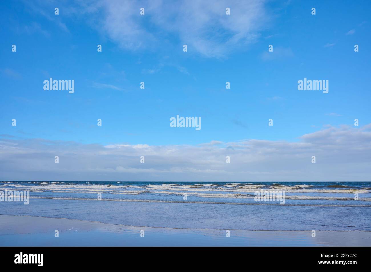 Plage, sable, mer, vagues, matin, ciel, été, Dunraven Bay, Southerndown, Bridgend, Glamorgan Heritage Coast, pays de Galles, Royaume-Uni Banque D'Images