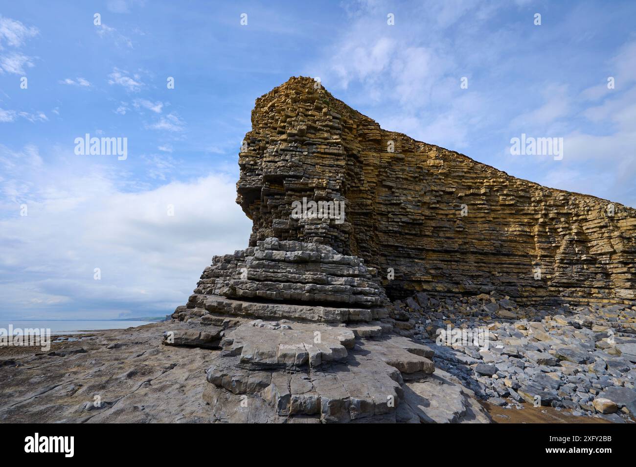 Côte rocheuse, pierre, plage, mer, ciel, Summer, Nash point, Marcross, Lantwit Major, Glamorgan Heritage Coast, pays de Galles, Royaume-Uni Banque D'Images