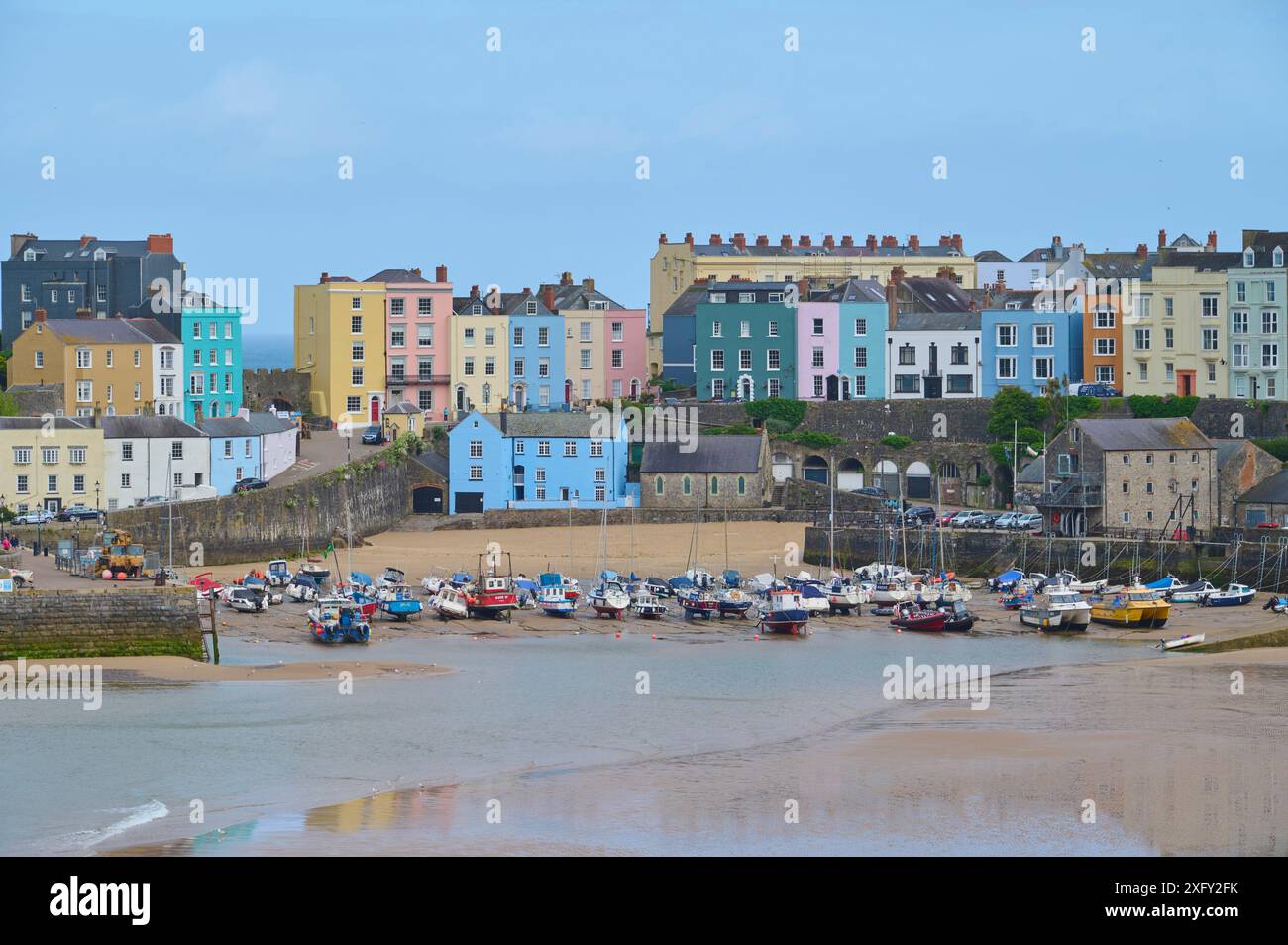Plage, port, mer, ciel, nuages, Summer, Tenby, South Pembrokeshire, pays de Galles, Royaume-Uni Banque D'Images