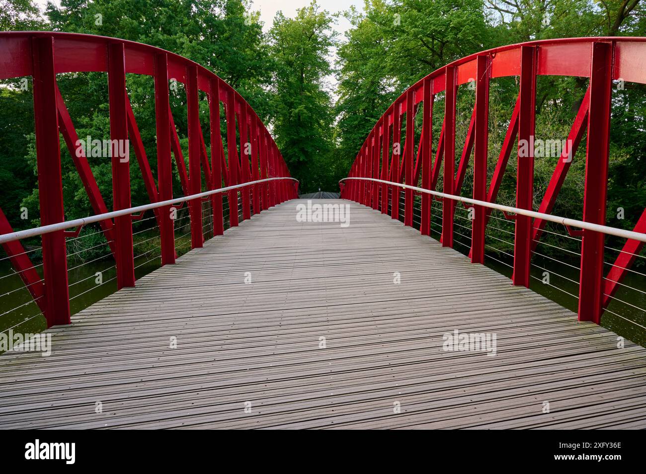 Piéton, pont, canal d'eau, Bruges, région flamande, Belgique Banque D'Images