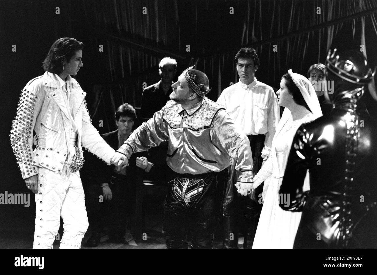 de gauche à droite : Grant Thatcher (Piers Gaveston), Simon Russell Beale (King Edward II), Polly Kemp (Lady Margaret de Clare) dans EDWARD II par Christopher Marlowe à la Royal Shakespeare Company (RSC), The Pit, Barbican Centre, Londres EC2 29/04/1991 musique : Ilona Sekacz design : Sandy Powell éclairage : Wayne Dowdeswell réalisateur : Gerard Murphy Banque D'Images