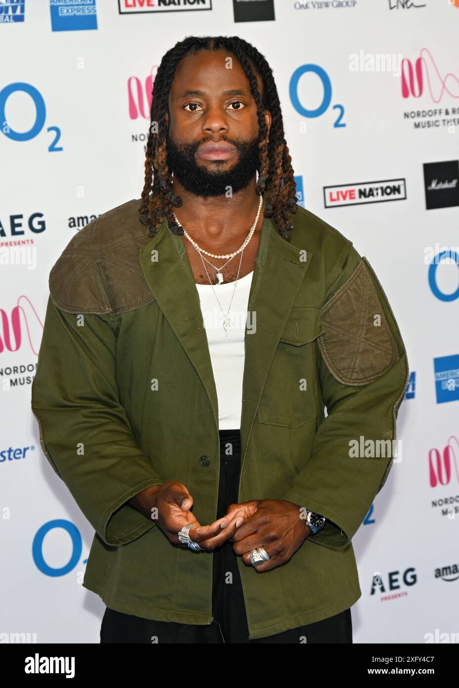 LONDRES, ANGLETERRE : 5 juillet 2024 : Kayus Bankole de Young Pathers participe aux Nordoff et Robbins O2 Silver clefs Awards 2024 est un événement annuel prestigieux organisé par la plus grande association caritative de musicothérapie du Royaume-Uni Nordoff et Robbins au JW Marriott Grosvenor House, Londres, Royaume-Uni. Banque D'Images