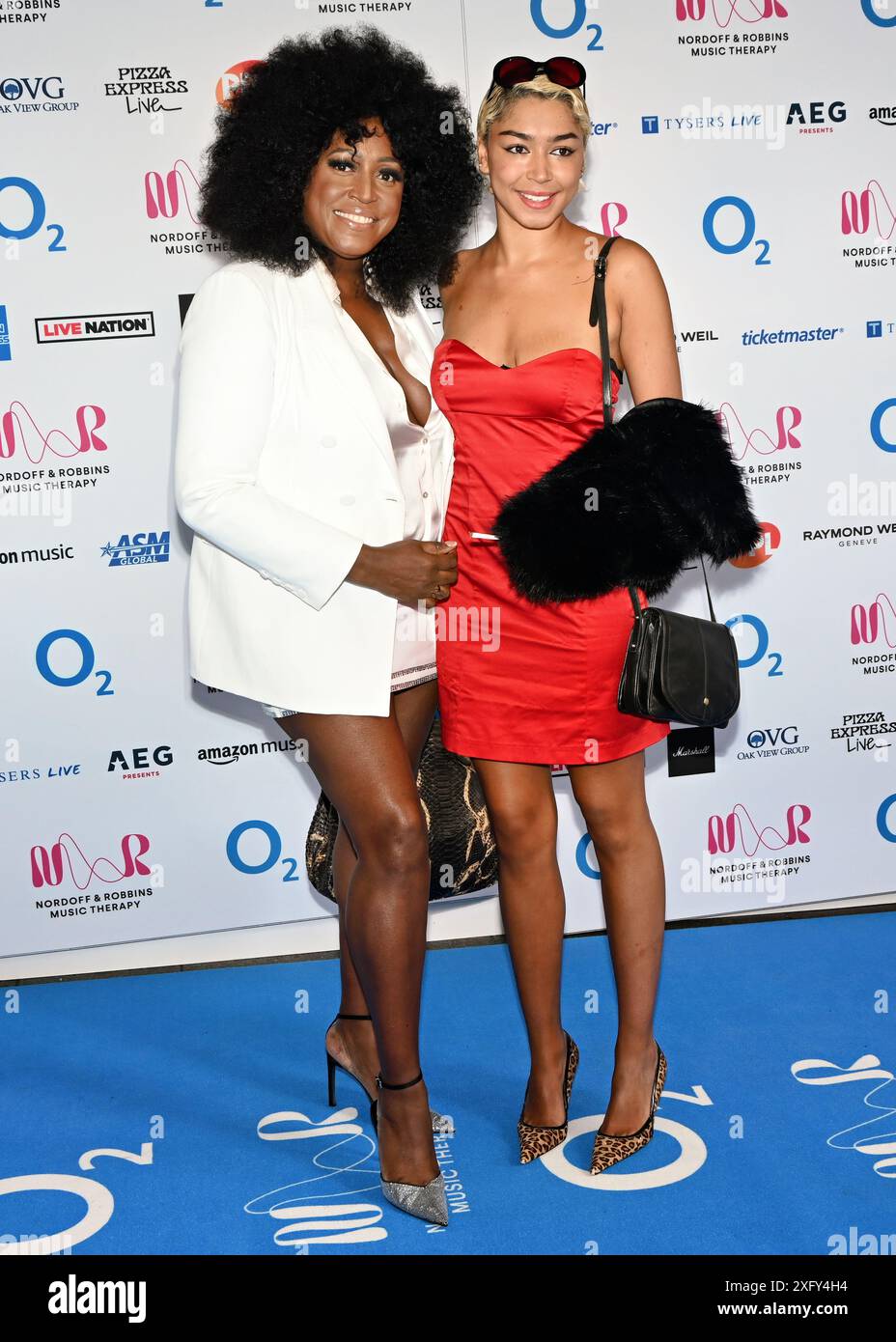 LONDRES, ANGLETERRE : 5 juillet 2024 : mica Paris participe aux Nordoff et Robbins O2 Silver clefs Awards 2024, un événement annuel prestigieux organisé par la plus grande association caritative de musicothérapie du Royaume-Uni Nordoff et Robbins au JW Marriott Grosvenor House, Londres, Royaume-Uni. Banque D'Images