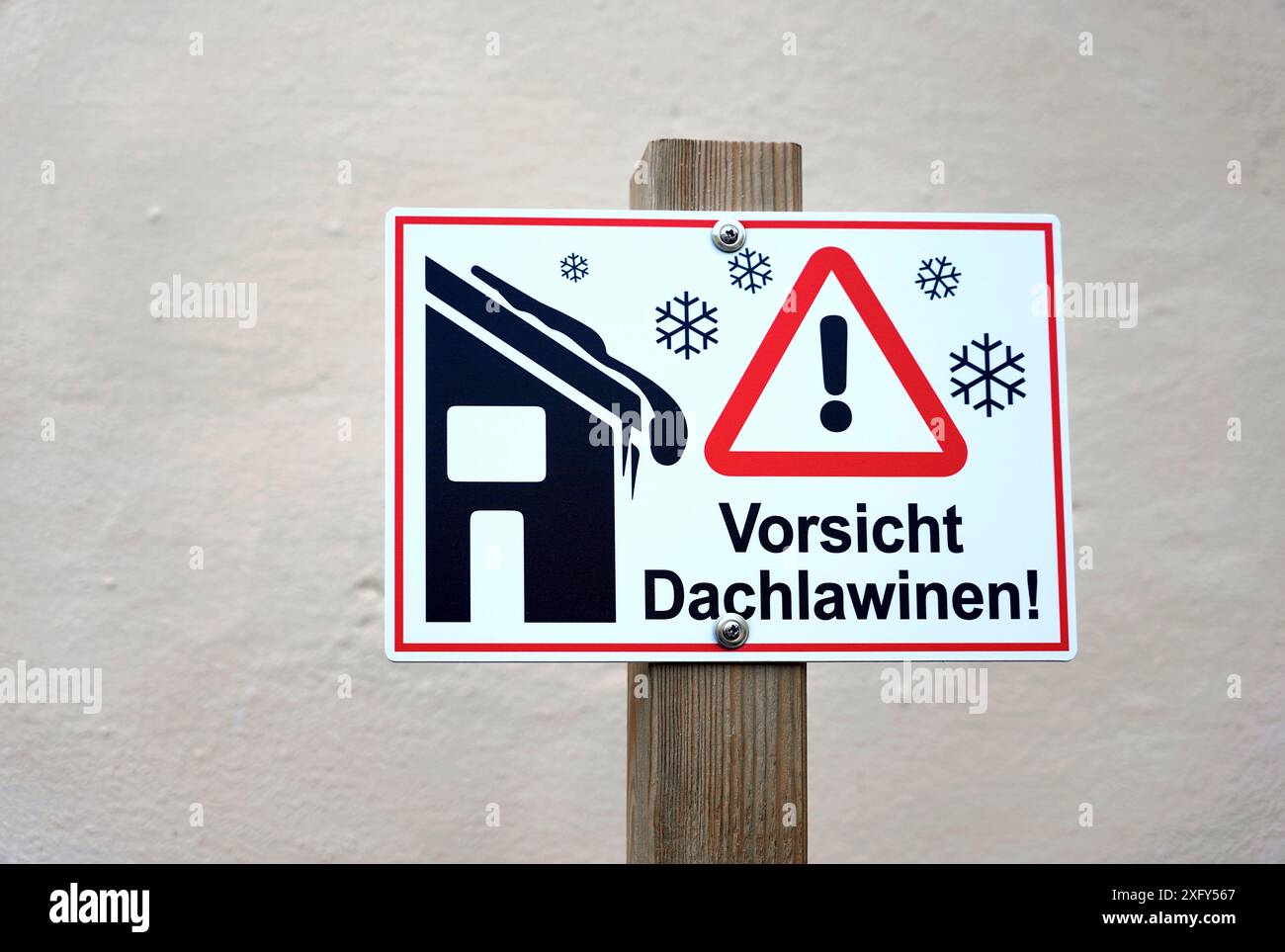 Allemagne, Bavière, haute-Bavière, mur de maison, panneau d'avertissement en hiver, méfiez-vous des avalanches de toit! Banque D'Images