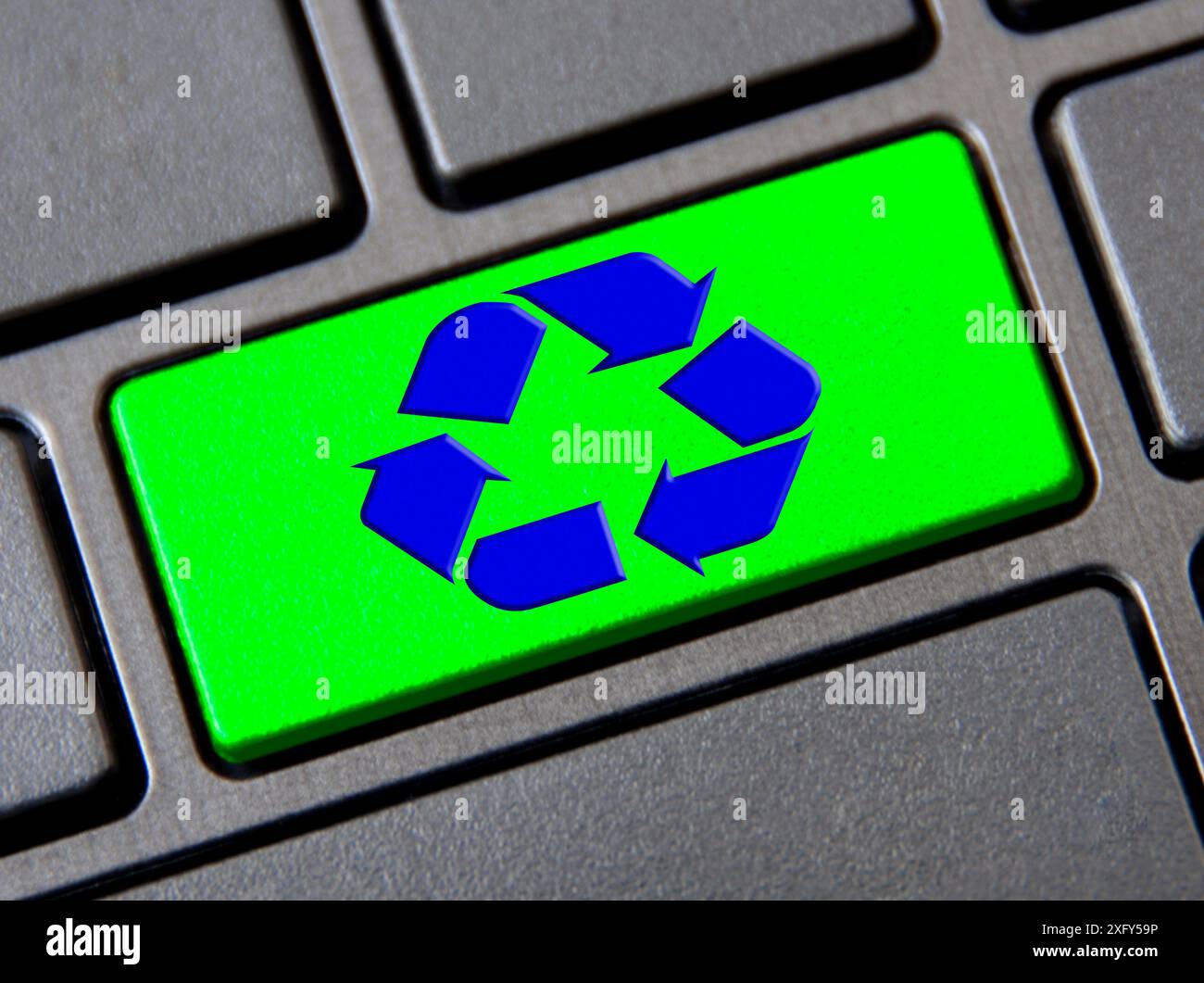 Symbole de recyclage sur le bouton vert du clavier. Réutiliser, réduire et recycler. Banque D'Images