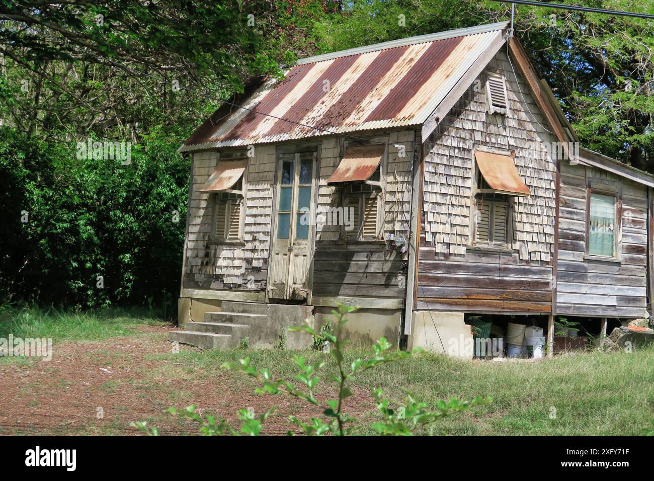 Maison en bois dans la Barbade rurale, Caraïbes. Zone agricole. Pauvreté. Shack. Agriculteur. Plantation. Banque D'Images