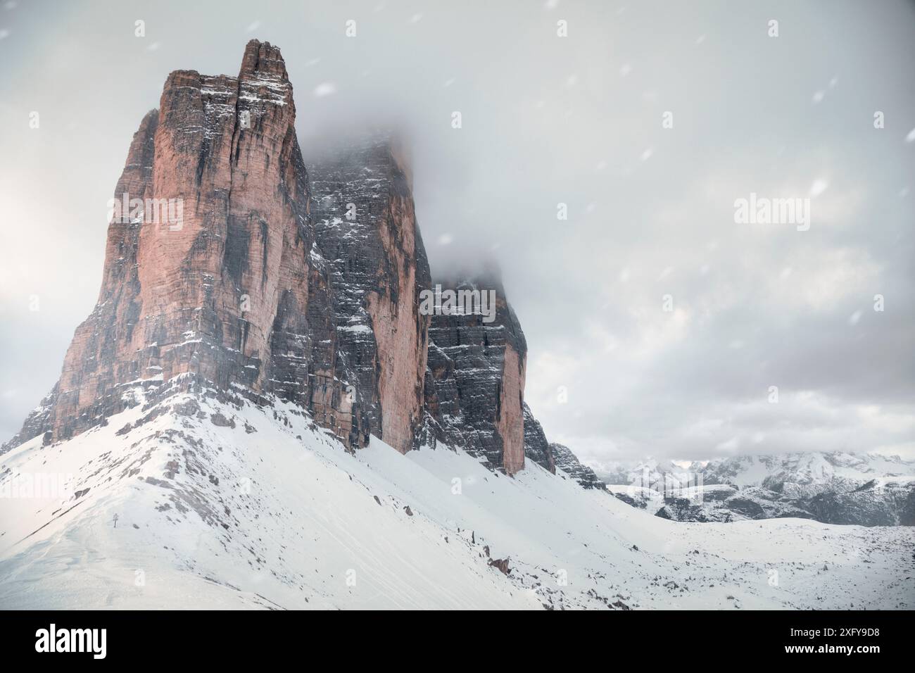 Paysage hivernal à Tre Cime di Lavaredo sous une tempête de neige, Auronzo di Cadore, province de Belluno, Vénétie, Italie Banque D'Images
