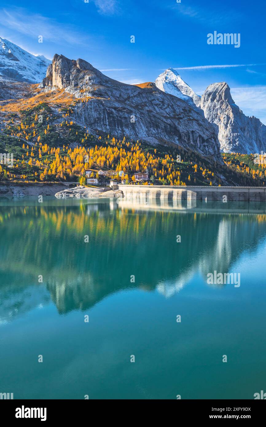 Le lac artificiel au col de Fedaia avec la barrière du barrage, derrière la Marmolada et le Gran Vernel, municipalité de Canazei, vallée de Fassa, Dolomites, trente, Trentin, Italie Banque D'Images