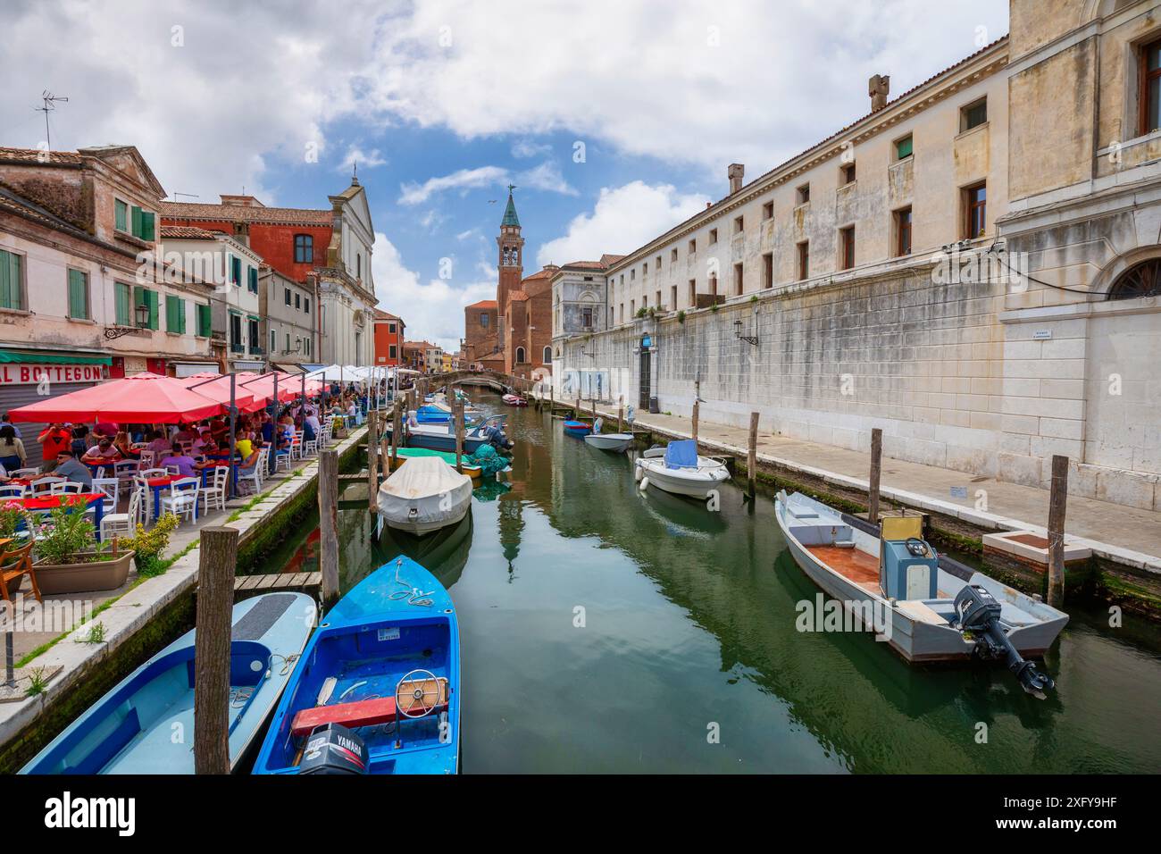 Le canal Vena à Chioggia, municipalité de la ville métropolitaine de Venise, Vénétie, Italie Banque D'Images