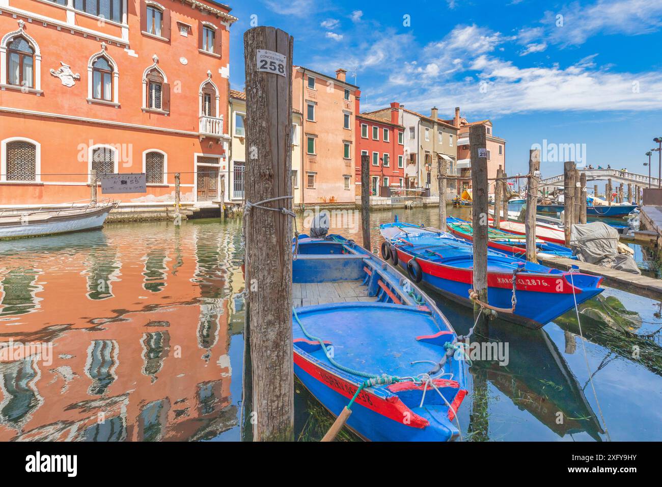 Le canal Vena avec des bateaux amarrés, Chioggia, municipalité de la ville métropolitaine de Venise, Vénétie, Italie Banque D'Images