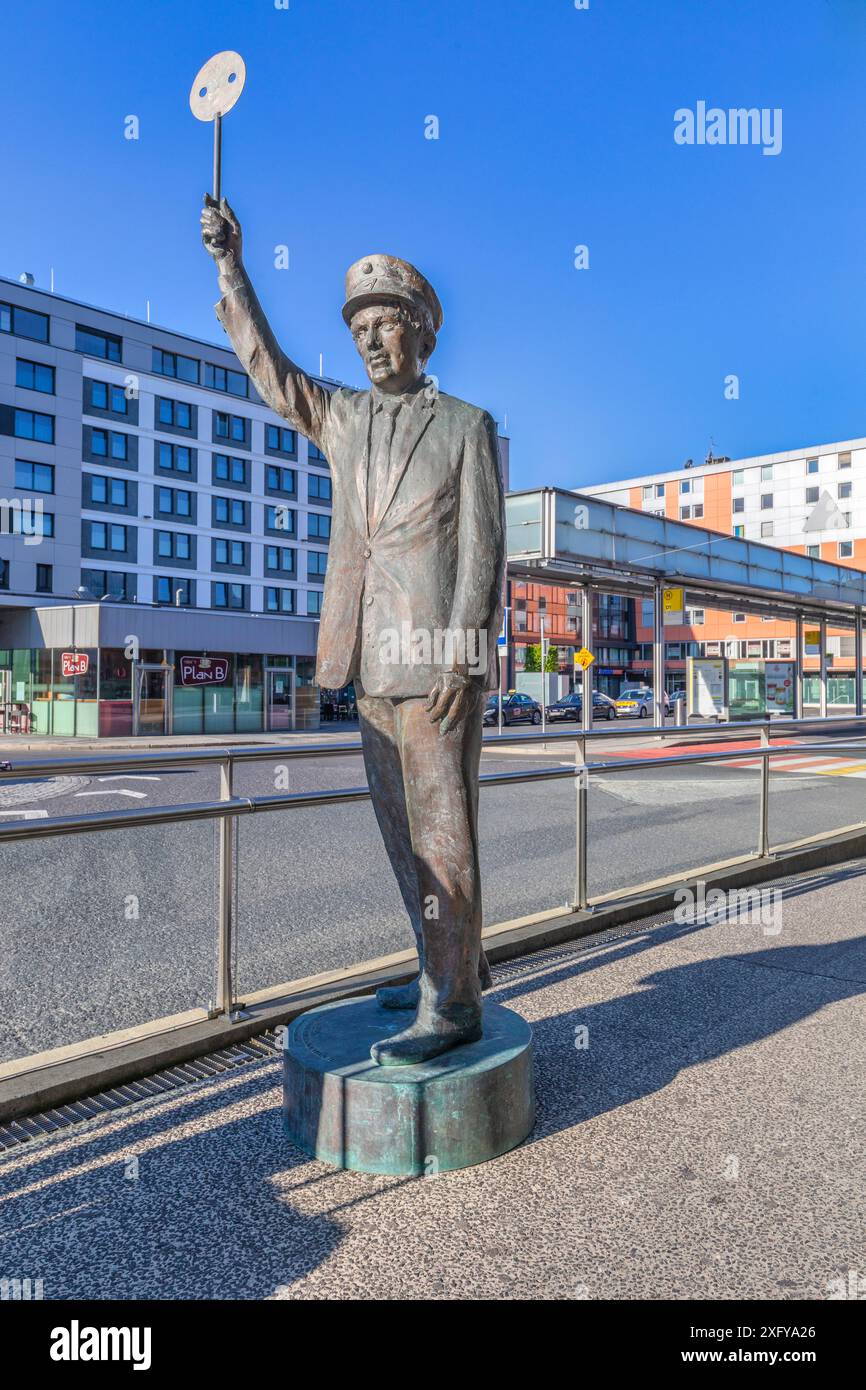 Le travailleur des chemins de fer, statue en bronze conçue par Friedhelm Zilly à l'entrée de la gare principale de Villach, Carinthie, Autriche Banque D'Images