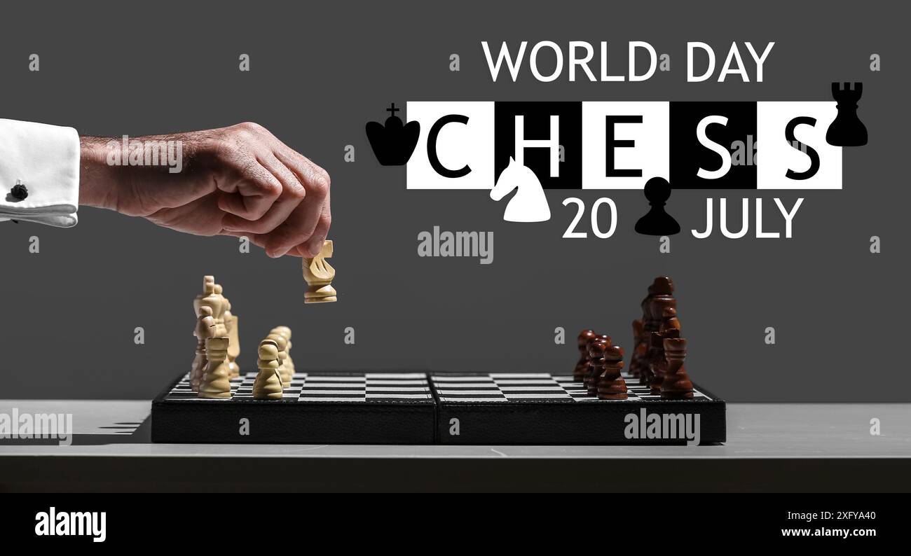 Homme jouant aux échecs sur fond sombre. Journée internationale des échecs Banque D'Images
