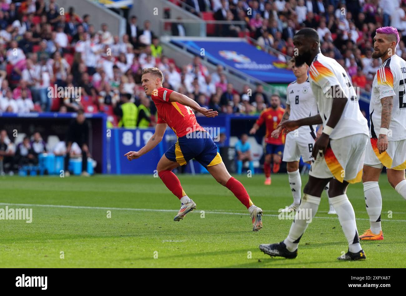 L’Espagnol Dani Olmo célèbre avoir marqué le premier but de son équipe lors du match de quart de finale de l’UEFA Euro 2024 à la Stuttgart Arena de Stuttgart, en Allemagne. Date de la photo : vendredi 5 juillet 2024. Banque D'Images