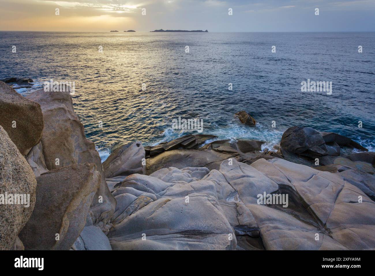 Lever du soleil à Punta Molentis, Villasimius, province of South Sardinia, Sardaigne, Italie Banque D'Images